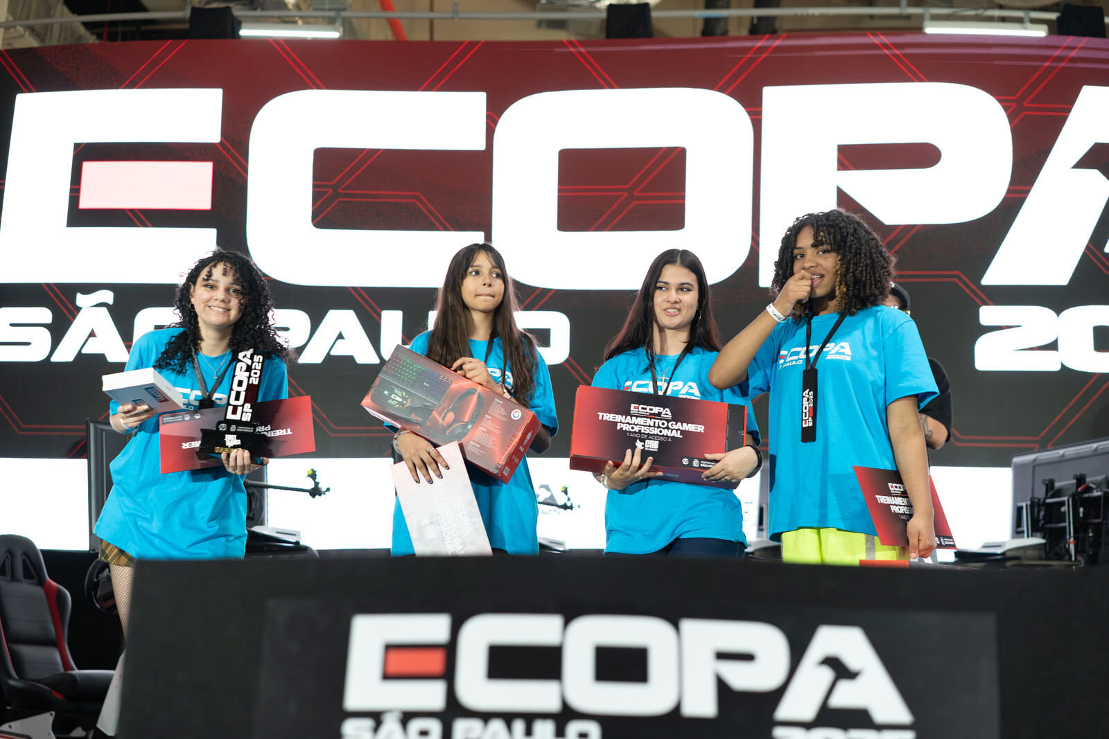Equipe feminina vencedora recebendo prêmios no palco da E-COPA São Paulo 2025