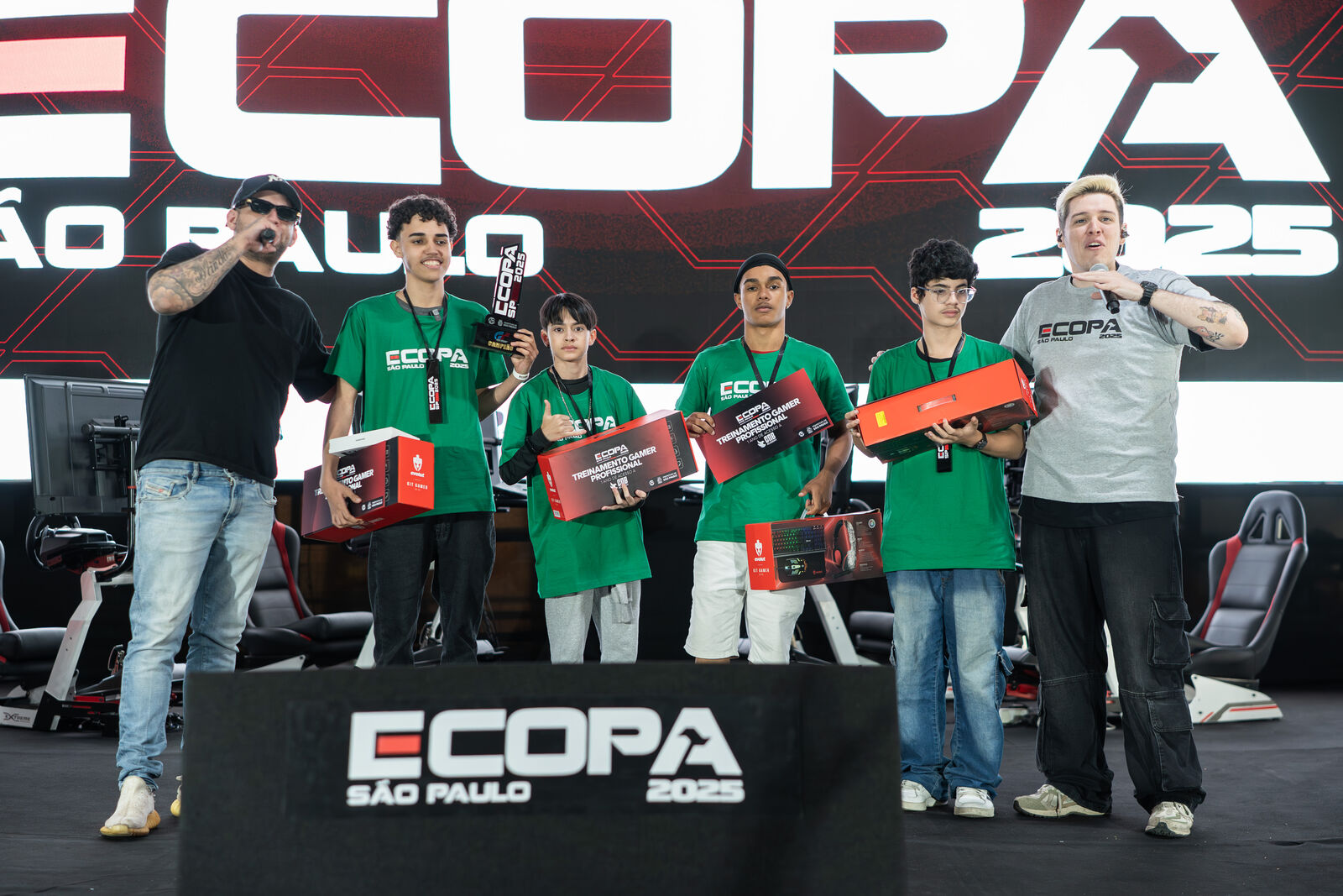 Time campeão premiado no palco da E-COPA São Paulo 2025 com troféu e kits gamer